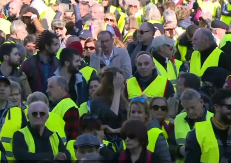  [video] Francja. Już prawie 300 tys. osób z ruchu "żółtych kamizelek" protestuje przeciw podwyżkom