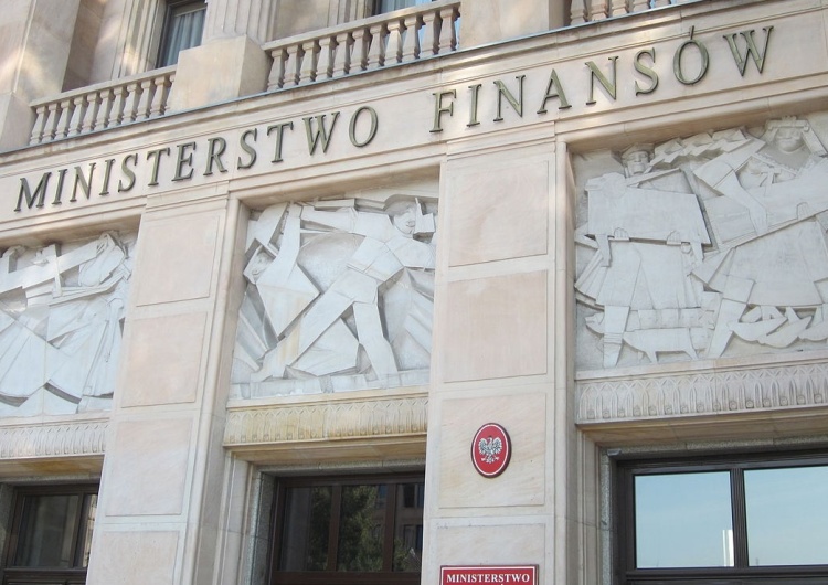  Ministerstwo Finansów: NBP jest gotowy natychmiast uruchomić wsparcie dla banków L. Czarneckiego