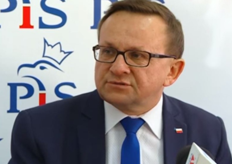 Poseł PiS zawieszony decyzją Jarosława Kaczyńskiego. Beata Mazurek: "Działał na szkodę PiS"