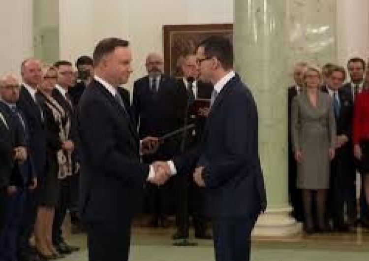  Sondaż: Polacy coraz bardziej zadowoleni z prezydenta i premiera