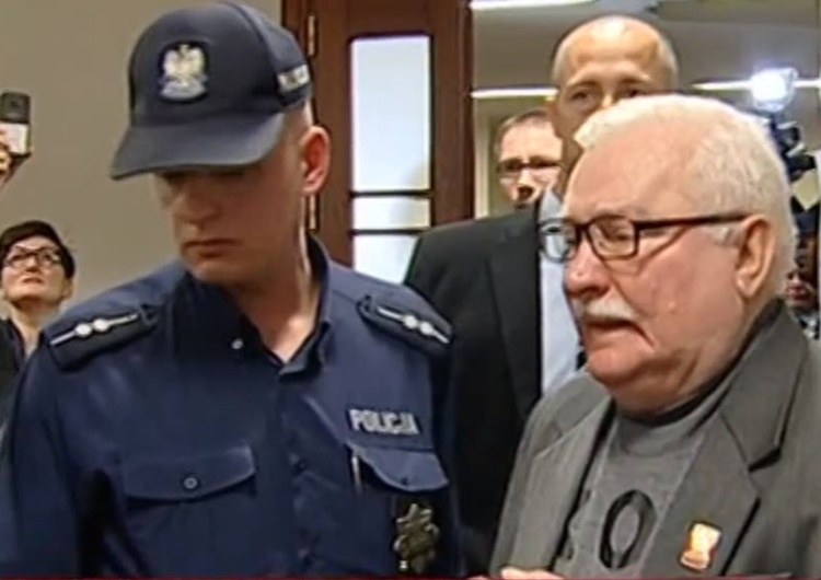  Kaczyński vs Wałęsa w sądzie. Wałęsa w koszulce „Konstytucja”