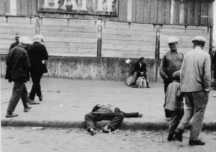 ulice Charkowa, przechodnie mijają zmarłych z głodu Jutro Ukraina upamiętni ofiary Wielkiego Głodu. W uroczystościach wezmą udział przedstawiciele IPN