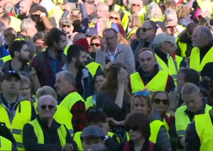  [video] We Francji trwają ostre zamieszki. Policja użyła gazu wobec protestujących