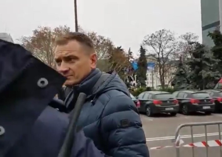  [video] Poseł PO Sławomir Nitras atakuje młodego prolajfera i zwraca się do osób na ulicy "durnie"