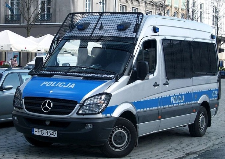 Nie zatrzymał się do kontroli Uciekając potrącił policjanta. Mężczyzna był poszukiwany listem gończym