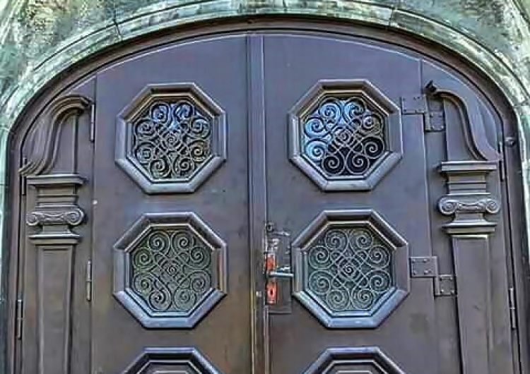  Zabytkowe drzwi ze szkoły pisarza Janoscha "przeżyły" dwie wojny, ale nie gminny remont