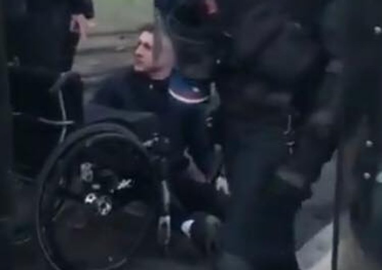 [video] Francuska policja zrzuca z wózka niepełnosprawnego demonstranta