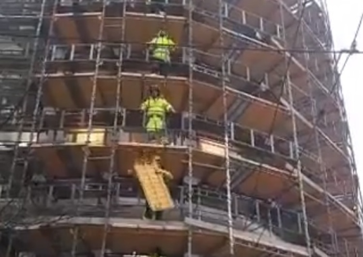  [video] "Tak się bawią chłopaki na budowie". Śpiewający w Oslo polscy budowlańcy robią furorę w sieci!