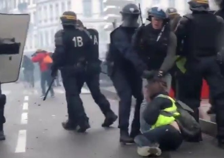  [video] Żółte kamizelki. Francuska policja pastwi się nad kobietą