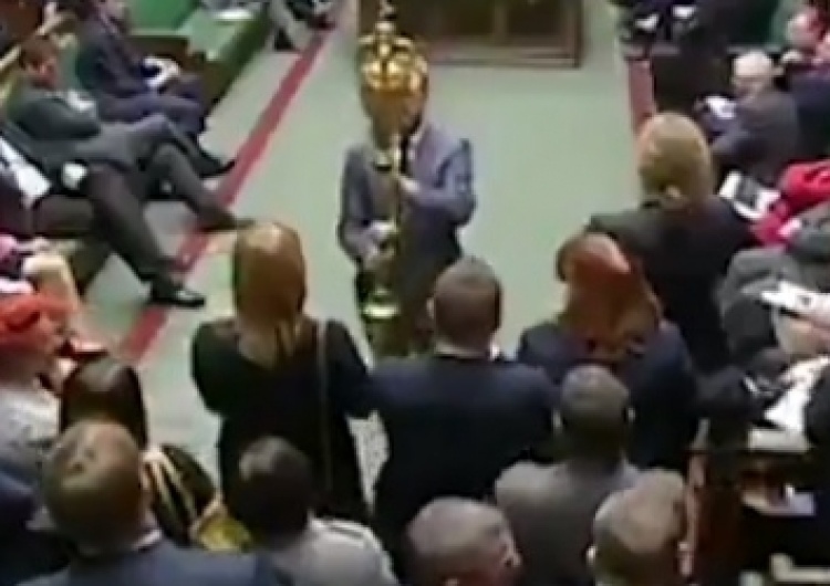  [video] "Odłóż to!" - Lewicowy parlamentarzysta zabrał symbol władzy królewskiej w brytyjskiej Izbie Gmin