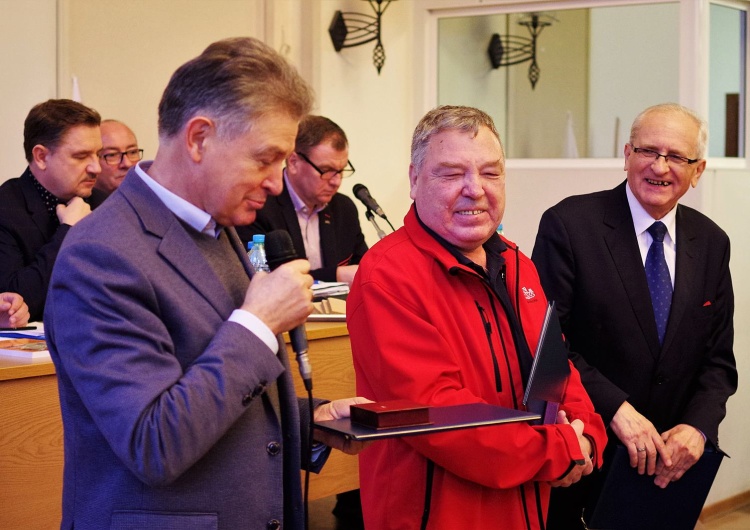 Od lewej: Marian Krzaklewski, Aleksander Piwoński, Zbigniew Bonarski Komisja Krajowa: wyróżnienia, podziękowania i nowa Rada Krajowego Funduszu Strajkowego