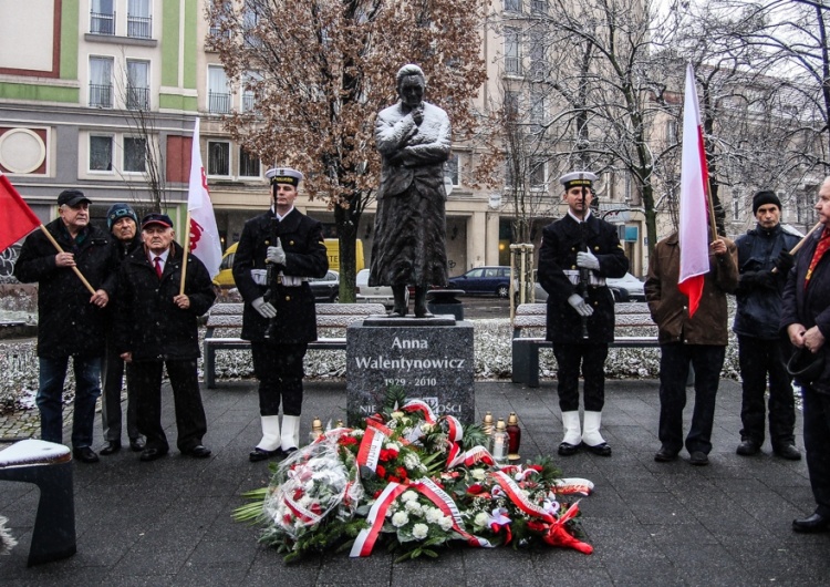  [nasza fotorelacja] Stan wojenny. Złożenie kwiatów pod pomnikiem Anny Walentynowicz i św. Jana Pawła II