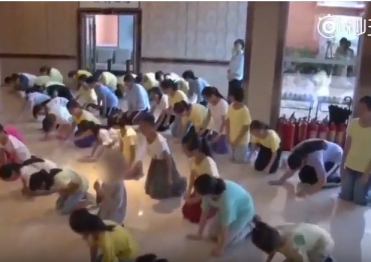  [Video] W chińskiej "szkole cnoty" dziewczynki uczono posłuszeństwa wobec mężczyzn