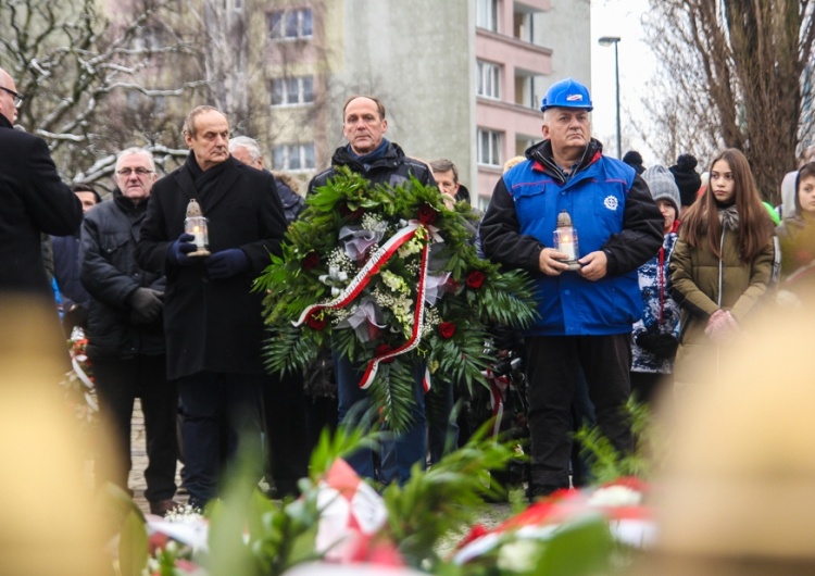  [nasza fotorelacja] Grudniowe memento w Gdańsku. Złożenie kwiatów pod Pomnikiem Poległych Stoczniowców