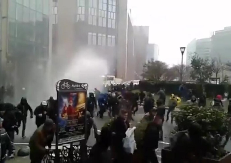 [video] Policja usuwa demonstrantów sprzed budynku Komisji Europejskiej