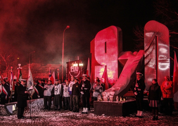  Obchody pod pomnikiem Ofiar Grudnia '70 w Gdyni. "Żądamy dekomunizacji i osądzenia winnych"