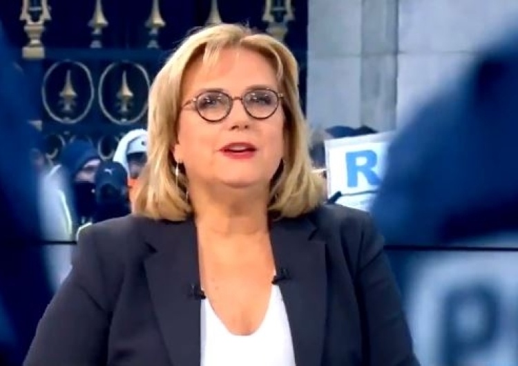  [video] Francuska telewizja publiczna wyretuszowała napis na transparencie przeciwko Macronowi