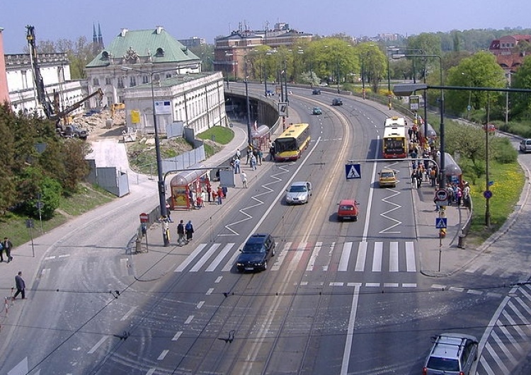  Wypadek na trasie W-Z. Kierowca wjechał w przystanek autobusowy