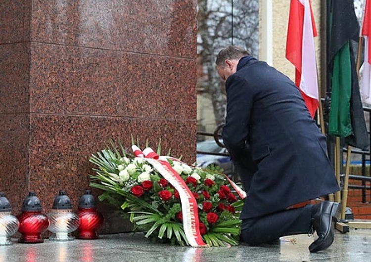  Prezydent złożył wieniec pod tablicą na budynku KGHM