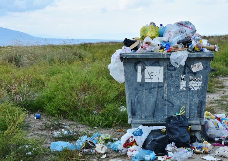 Kraje UE ustaliły. Na terenie całej Unii zakazane będą plastikowe sztućce, kubki czy słomki