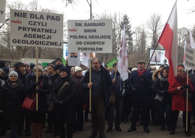 "S" Ochrony Środowiska i Leśnictwa pikietowała przed Ministerstwem Środowiska