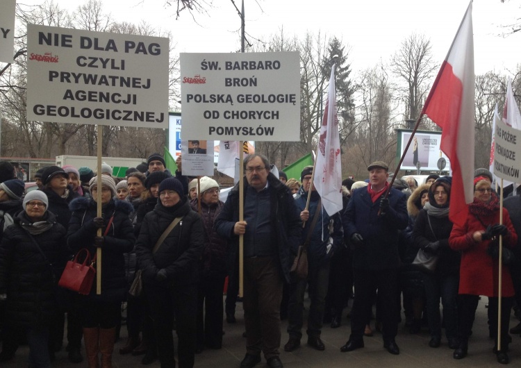  "S" Ochrony Środowiska i Leśnictwa pikietowała przed Ministerstwem Środowiska