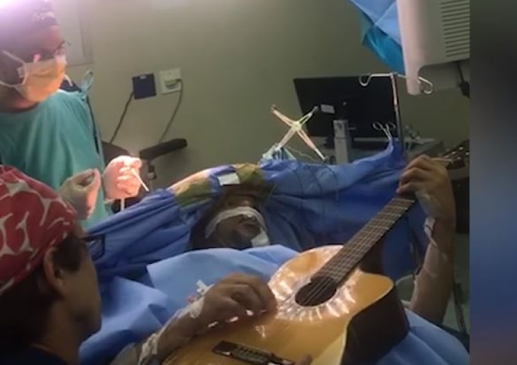  [video] Niesamowite. Lekarze wycinali muzykowi guza mózgu, a on w tym czasie... grał na gitarze