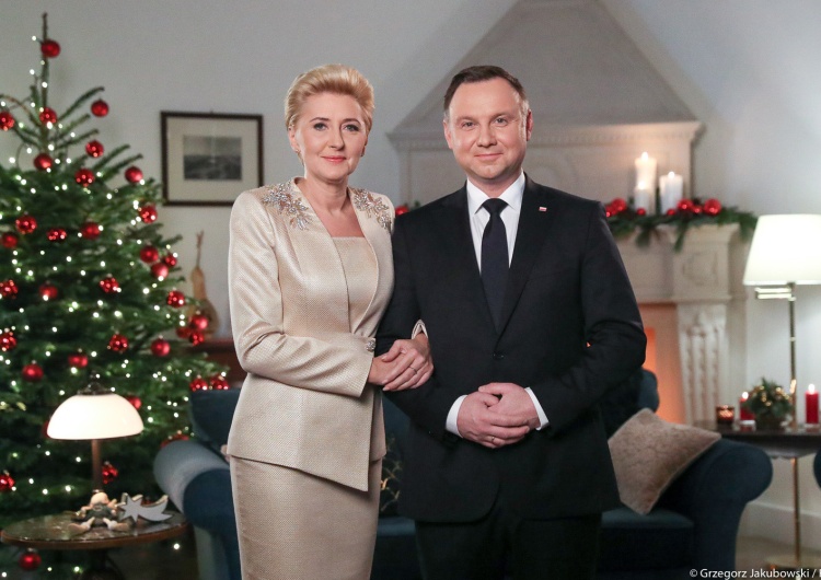 Prezydent i Pierwsza Dama: Pragniemy w symboliczny sposób przełamać się opłatkiem z każdym z Państwa