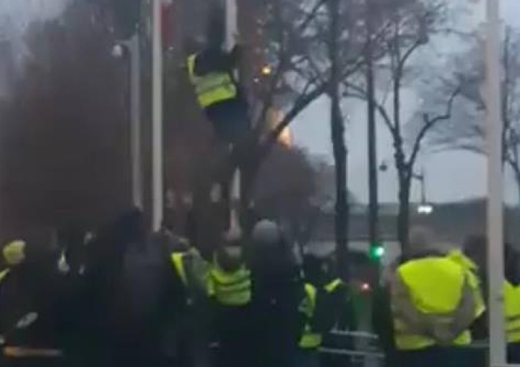  [video] Francja. Żółte kamizelki zdejmują z masztu flagę Unii Europejskiej