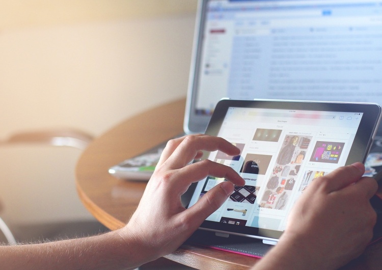 Polacy hejterami w internecie? "Niechętnie polecają produkty, za to angażują się w krytyczne komentarze"