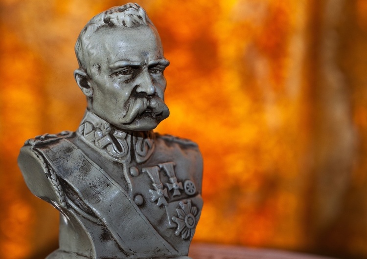 W Świnoujściu nieznani sprawcy odłupali twarz rzeźbie Marszałka Piłsudskiego