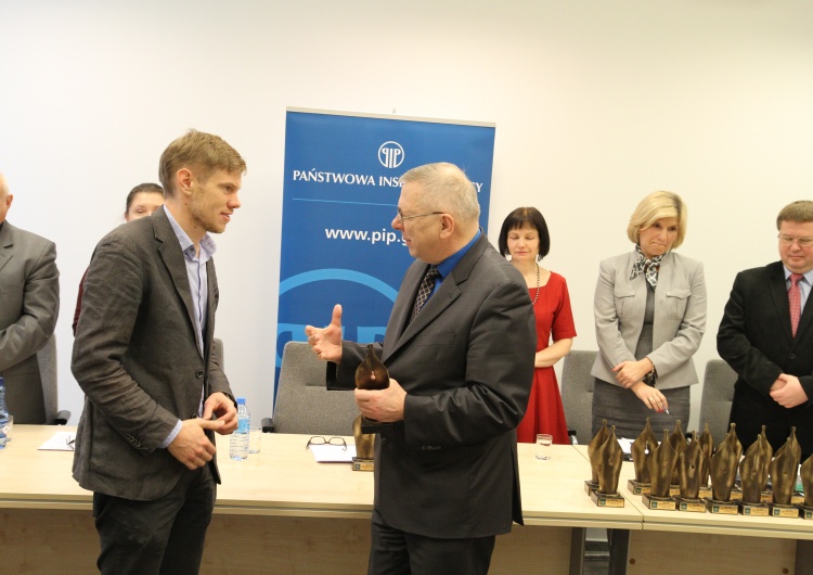 Statuetka "Salus Publica" od Głównego Inspektora Pracy dla Krzysztofa Świątka: "Czytam TS regularnie"