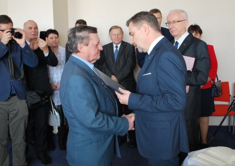 Spotkanie opłatkowe w Kielcach. Wyróżnienie tytułem Zasłużonego dla "S", obecny przewodniczący Piotr Duda