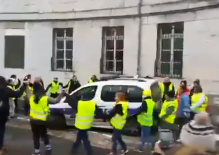  [video] Ubrane w żółte kamizelki kobiety tańczą wokół radiowozu śpiewając Marsyliankę