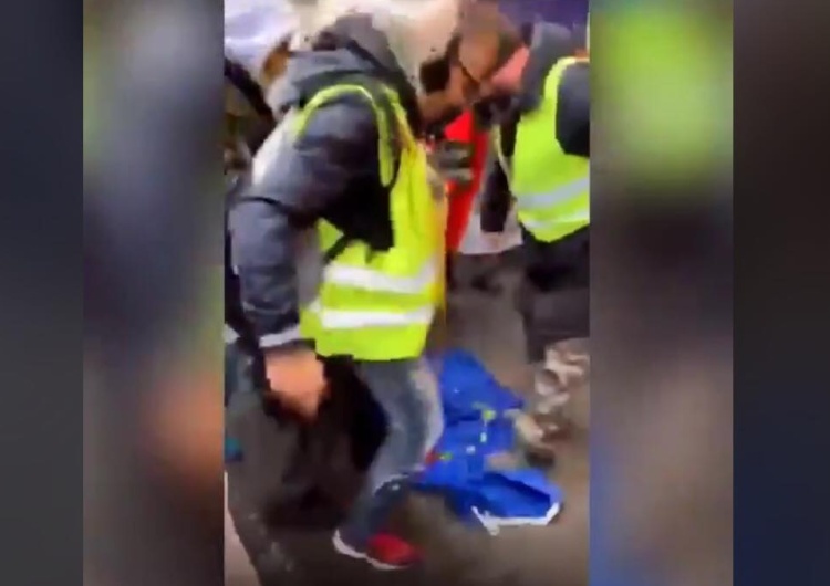  [video] Francja: Demonstranci depczą unijną flagę