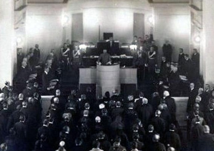  Posłowie przez aklamację przyjęli uchwałę w sprawie 100 rocznicy posiedzenia Sejmu Ustawodawczego