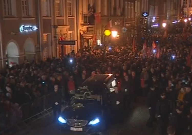 Ciało Pawła Adamowicza przeniesione do Bazyliki Mariackiej