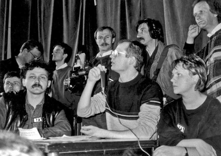 Paweł Adamowicz (z mikrofonem) strajk na UG 1988 r. Marek Lewandowski kreśli sylwetkę Pawła Adamowicza „Wróżyli mu karierę prawnika”