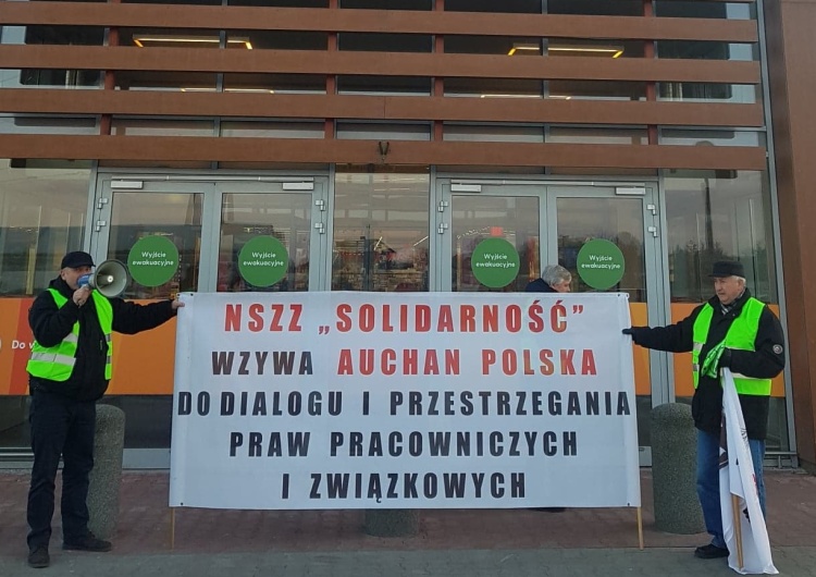 Pikieta Solidarności w Auchan. Związkowcy straszeni policją