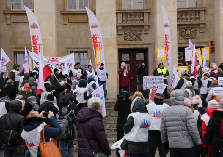  Dolnośląska Sekcja Oświaty i Wychowania "S" pikietowała dziś we Wrocławiu