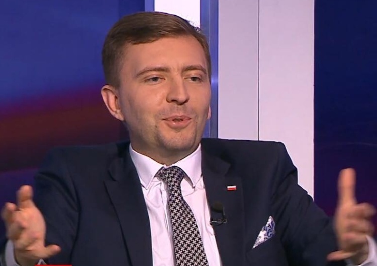  [video] Łukasz Schreiber [KPRM]: "Dziś dochody Polaków rosną 2,5-krotnie szybciej, niż za poprzedników"