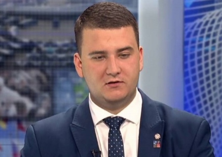 Misiewicz znów rzecznikiem MON i szefem gabinetu politycznego Macierewicza. Prokuratura umorzyła śledztwo
