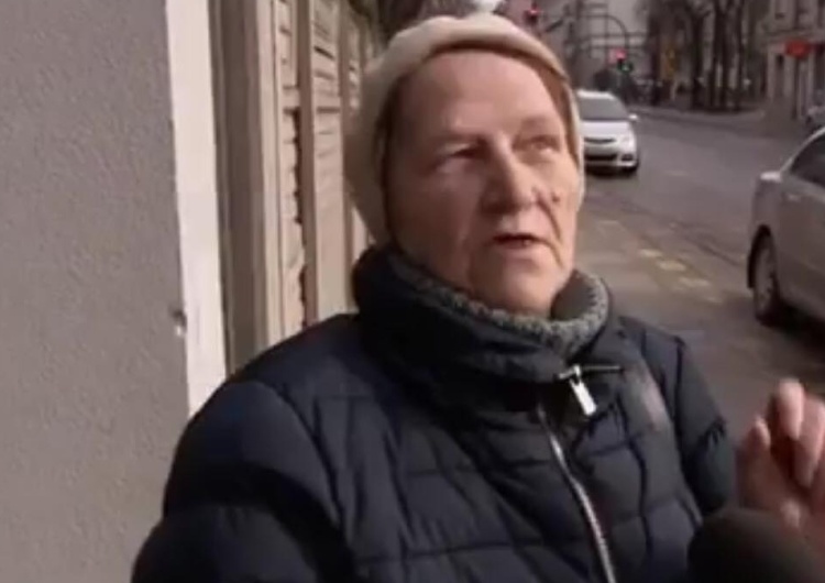  [video] Starsza kobieta o Niesiołowskim: "Bardzo fajny facet. Jakby mnie tylko chciał, to bym..."