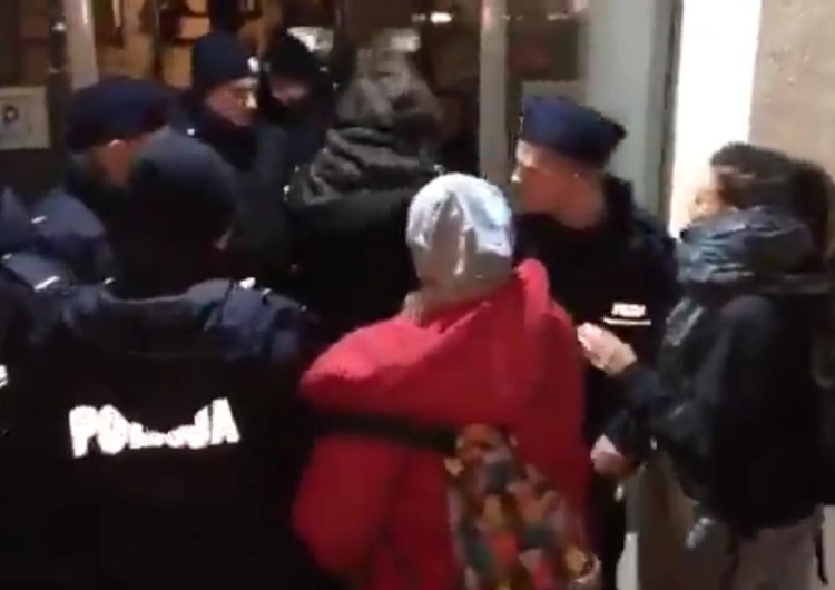  [video] "Obrońcy demokracji" prowokują policję pod TVP: "Pionki, małe pieski władzy"