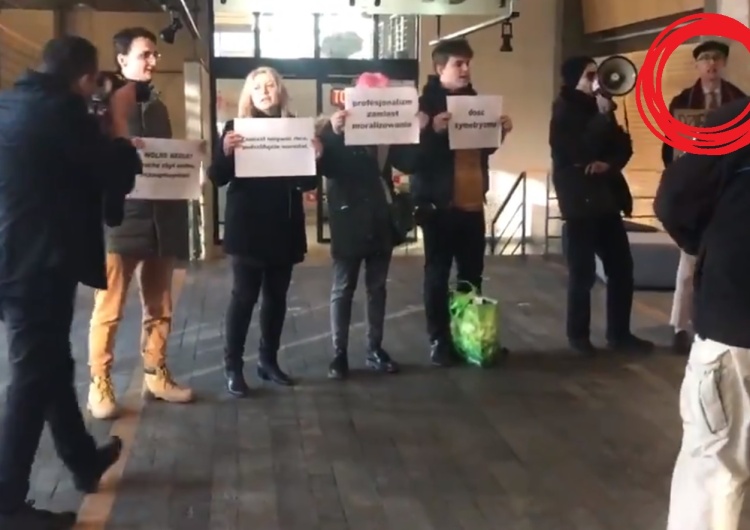  "Protest w Wyborczej". Ciekawe, a jeden z protestujących chwali się, że jest Wyborczej pracownikiem
