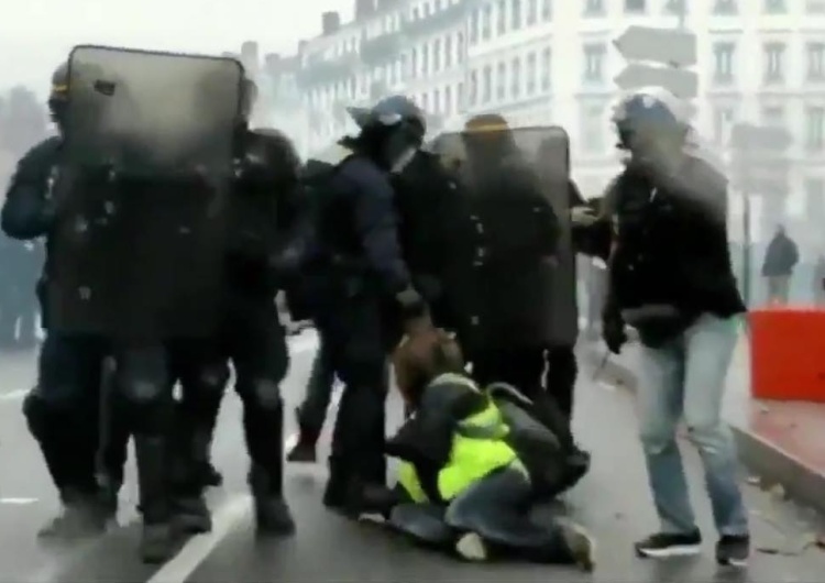  [video] Protest "żółtych kamizelek". Jeden z uczestników stracił rękę