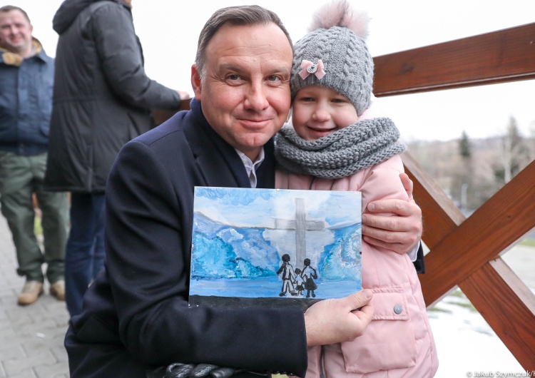  Martynka stópkami namałowała obraz prezydentowi Dudzie. Zawiśnie on w Pałacu Prezydenckim