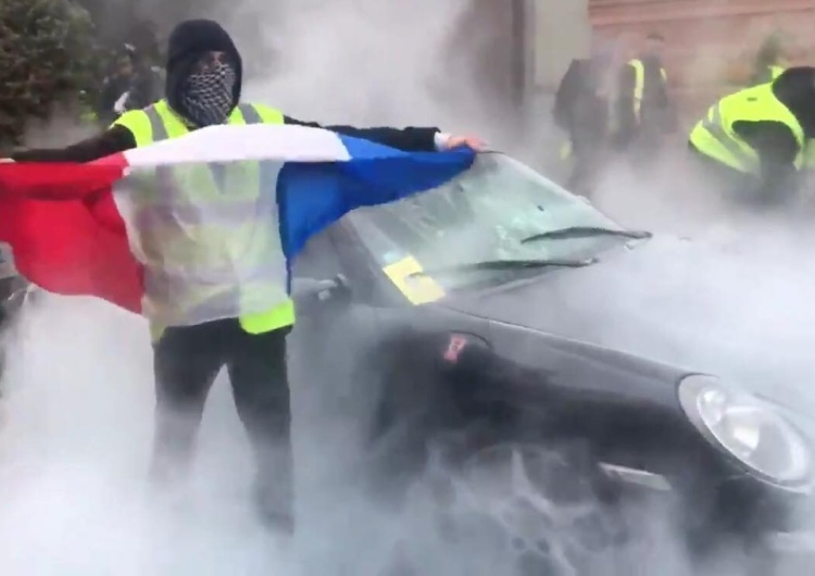  [video] Żółte kamizelki. "Płonące Porsche symbolem nowej rewolucji francuskiej?" - pyta dziennikarz