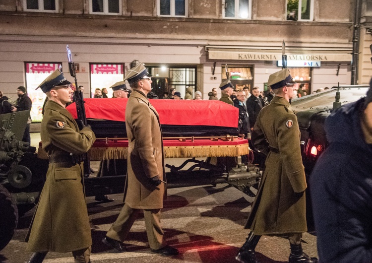  [Fotorelacja] Żegnamy Jana Olszewskiego. Trumna została przeniesiona do Sanktuarium Matki Bożej Łaskawej