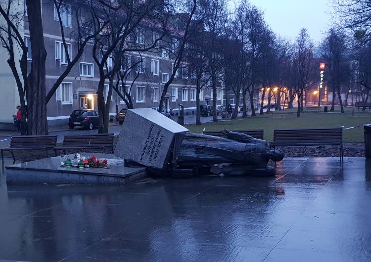Pilne! W nocy przewrócono pomnik ks. prałata Jankowskiego. Sprawcy zatrzymani